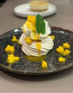 Un dessert aux fruits et à la menthe servi chez Soleïann